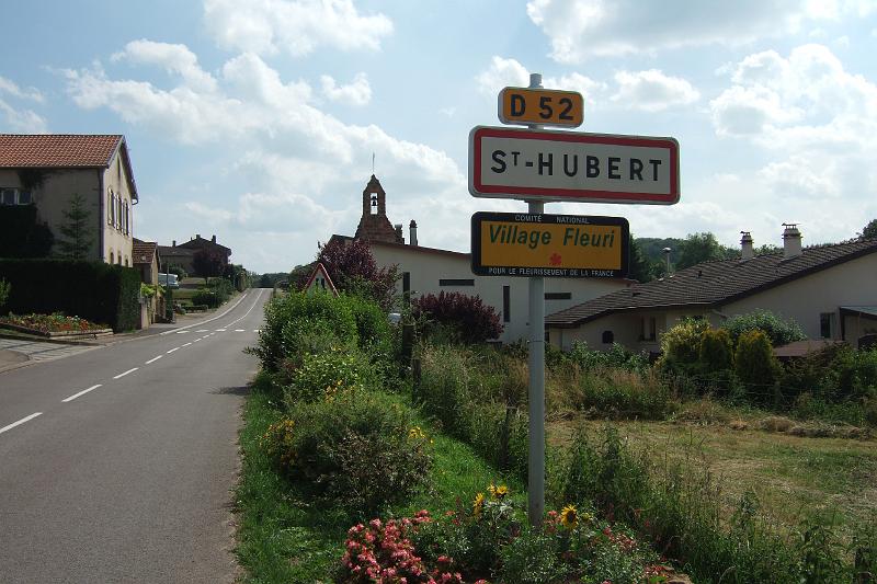 3-5-10 Saint-Hubert.JPG - ... liegt kurz vor dem Ortseingang